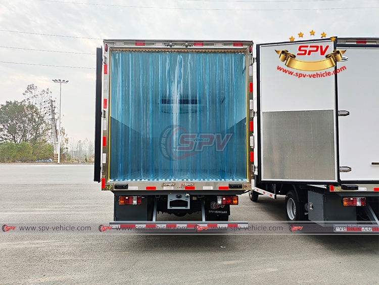 Reefer Van Truck Equipped With Door Curtains